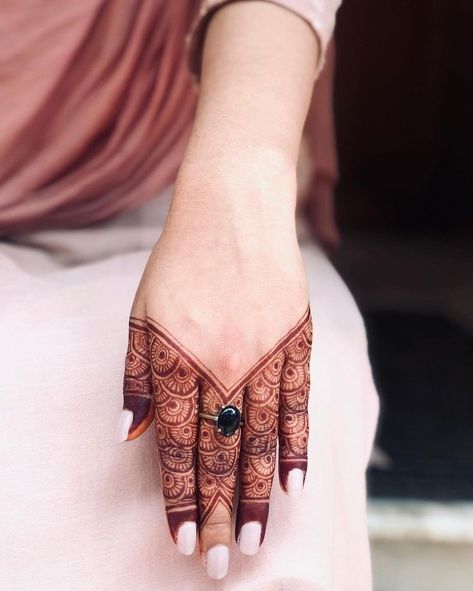 Mehandi Designs For Fingers, New Mehndi Designs Bridal, Simple Mehndi Outfit, Mehndi Art Designs Back Hand, Short Mehndi Design, New Mehndi, Back Hand Mehndi, Simple Mehendi Designs, Finger Henna Designs