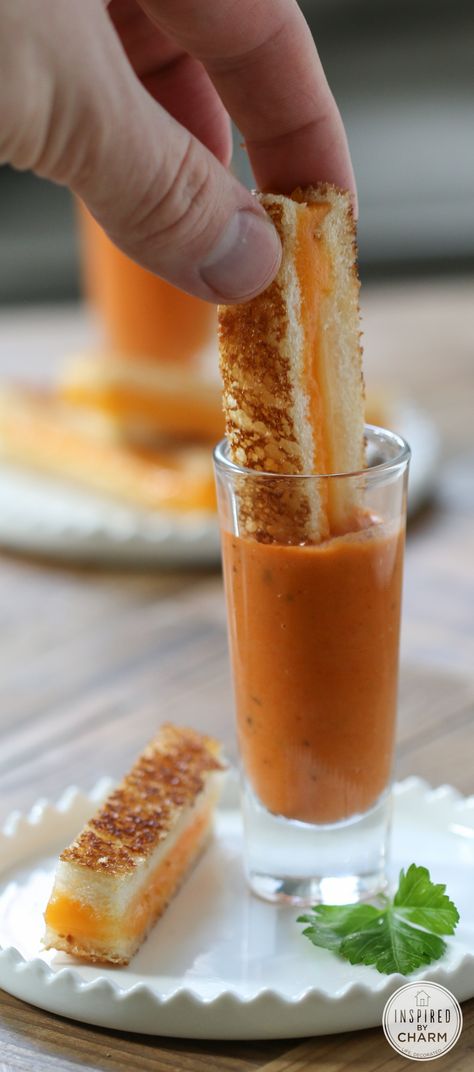 Mini Grilled Cheese Sandwiches. These are such a great little appetizer. They can be served individually like this or on a large platter. Mini Grilled Cheese, Diy Party Food, Grilled Cheese Sandwiches, Mini Sandwiches, Snacks Für Party, Grilled Cheese Sandwich, Cheese Sandwiches, Mini Foods, Grilled Cheese