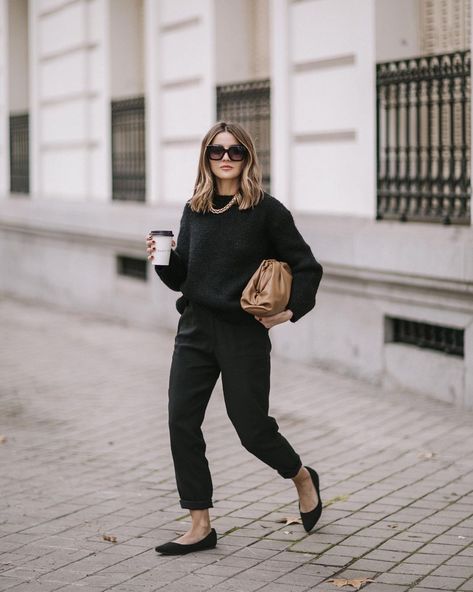 Alexandra Pereira’s Instagram photo: “Comfy ballerinas and coffee to start a busy day. Check out my stories to find out some more about these shoes and a special selection I've…” Alexandra Pereira, Parisian Chic Style, Narciso Rodriguez, At The Airport, Busy Day, Parisian Chic, Style Minimalist, Office Outfits, Outfits Casuales