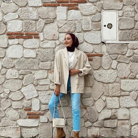 Beige Jacket Outfit Hijab, Off White Coat Outfit Hijab, Neutral Hijab Outfit, Beige Trench Coat Outfit Hijab, Hijabi Neutral Outfits, Beige Jacket Outfit, Beige Coat Outfit, Jacket Outfit, Airport Look