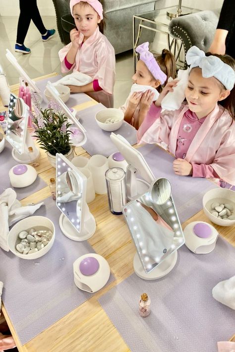 Spa Party Photoshoot, Beauty Salon Birthday Party Ideas, Spa Party Desserts, Spa Theme Party Ideas, Spa Balloon Ideas, Spa Tent Party, Nail Spa Birthday Party For Kids, Hair And Makeup Birthday Party, 6th Birthday Spa Party Ideas