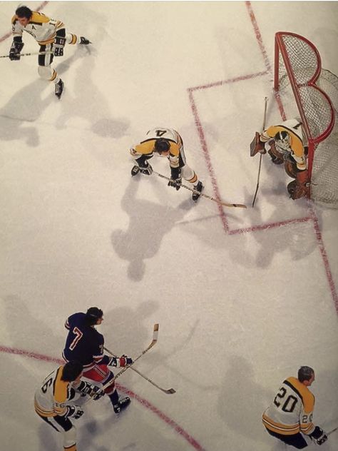 Hockey Action Shots, Bobby Orr, Hockey Pictures, Rangers Hockey, Bruins Hockey, Vintage Hockey, Action Shots, Ice Rink, Hockey Goalie