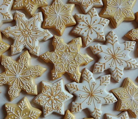 Gold and White snowflake iced cookies Star Sugar Cookies, Cinnamon Christmas, Cute Christmas Cookies, Snowflake Cookies, Winter Cookie, Sugar Cookie Designs, Star Cookies, Pretty Cookies, Xmas Cookies