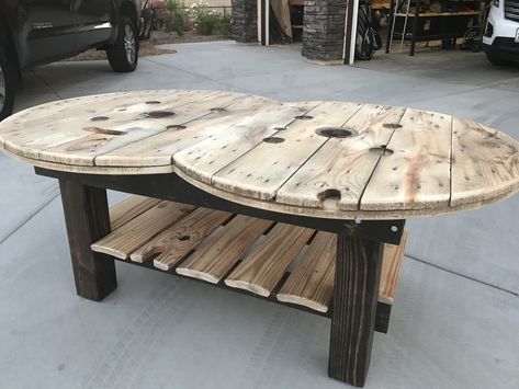 Wooden Spool Coffee Table, Table Made From Spool Cable Reel, Wire Spool Coffee Table, Wood Spool Ideas Diy Projects, Large Spool Projects, Wood Spool Ideas, Cable Spool Ideas Diy, Wire Spool Ideas Diy, Cable Spool Ideas