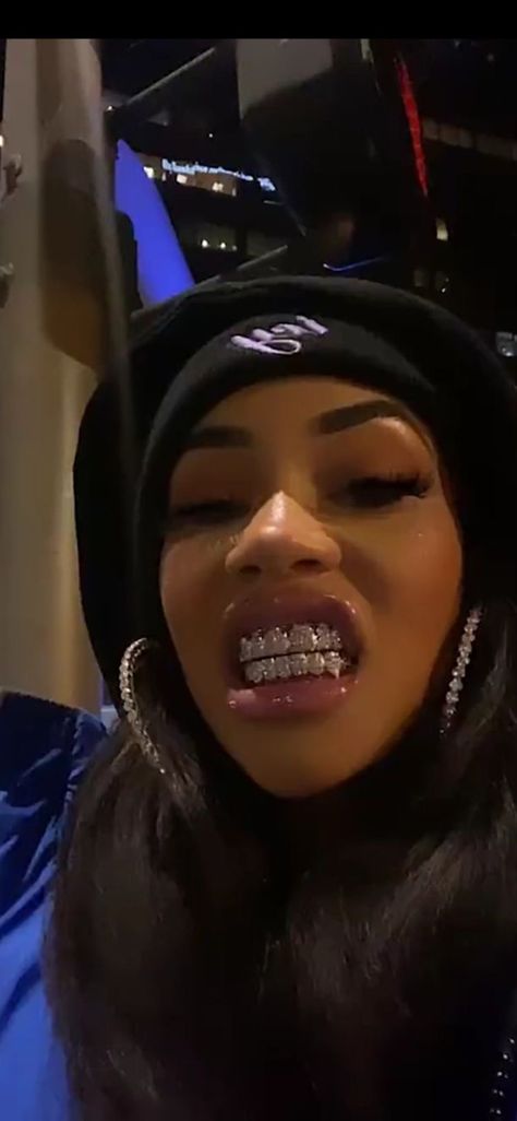 Saweeties grillz Girls With Grills, Girl Grillz, E Girl Style, Grillz Teeth, Diamond Grillz, Windows To The Soul, Diamond Teeth, Thug Girl, Icy Girl