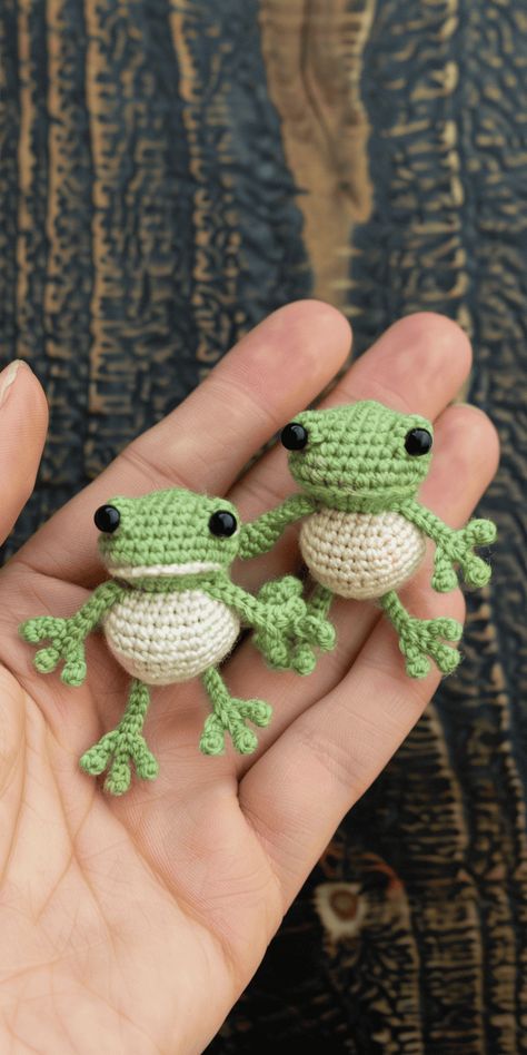 Crochet Tiny Projects, Crochet Tiny Sweater Free Pattern, Tiny Crochet Keychain, Crochet Patterns Frogs, Frog Keychain Crochet Pattern, Best Free Crochet Patterns, Miniature Crochet Animals, Crochet Ideas With Green Yarn, Crochet Frog Keychain Free Pattern