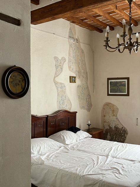 Mediterranean Style Room, Bedroom Italian Style, Vintage Italian Bedroom, Italian Room Aesthetic, Italian Apartment Aesthetic, Old Italian House Interior, Italian Bedroom Decor, Italian Villa Bedroom, Italian Style Bedroom