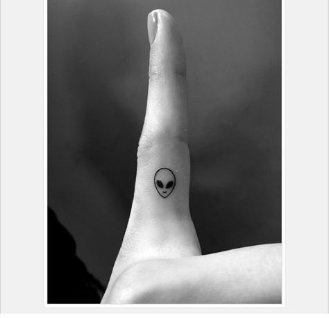 Alien tattoo Tattoo Alien, Tatuagem Masculina Pequena, Tattoo Diy, Small Chest Tattoos, Small Finger Tattoos, Finger Tattoo For Women, Alien Tattoo, Poke Tattoo, Diy Tattoo