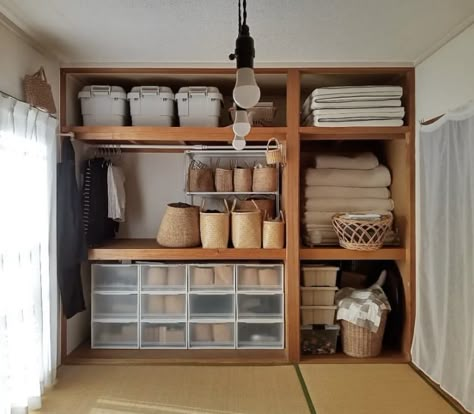 Japanese Closet Organization, Japanese Closet, Japanese Organization, Japanese Style Bedroom, Japanese Storage, Japanese Apartment, Build A Closet, Sleep On The Floor, Small Space Storage