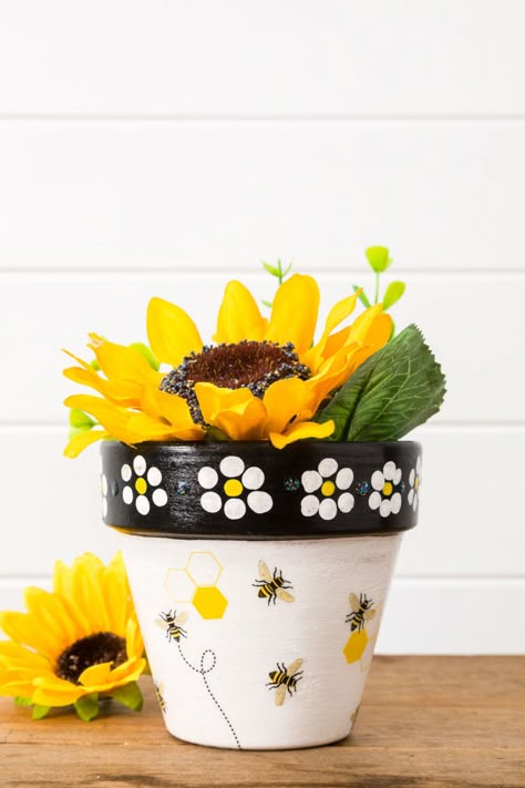 Decoupage Flower Pots, Flower Pot Designs, Bee Blessed, Cascading Plants, Vertical Garden Pots, Bee Diy, Diy Mod Podge, Terra Cotta Pot Crafts Diy, Flower Pot People