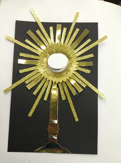 Monstrance craft and lesson. When you lift the flap you see Jesus inside the Host. Monstrance Craft, Catholic Sacraments, Catholic Homeschool, Eucharistic Adoration, The Eucharist, Catholic Education, Catholic Crafts, Bible School Crafts, Religious Crafts