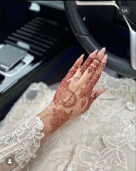 Mehndi Snapchat, Indian Henna Designs, Nail Paints, Engagement Mehndi, Simple Mehendi Designs, Henna Designs Wrist, Mode Ulzzang, Eid Mehndi Designs, Modern Henna Designs