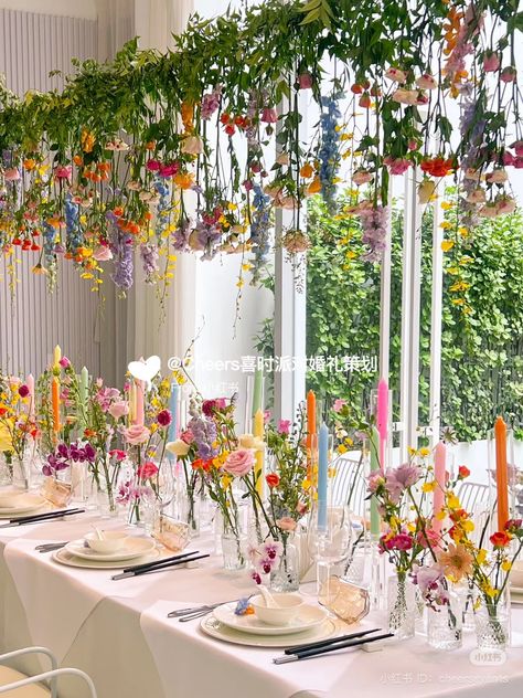 Spring Wedding Catering Ideas, Spring Floral Theme Party, Garden Party Table Decorations, Spring Brunch Decorations Table Settings, Wildflower Dinner Party, Cottage Flower Arrangements, Spring Weddings Outdoor, Shein Wedding Decor, Spring Dinner Party Decor