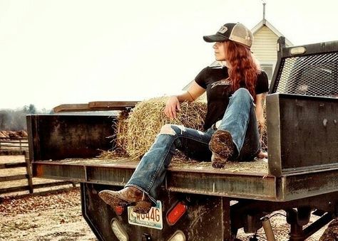 Cowgirl Sayings, Western Photoshoot Ideas, Western Photo Shoots, Country Girl Aesthetic, Cowgirl Life, Western Photoshoot, Rodeo Girls, Western Photo, Wilde Westen