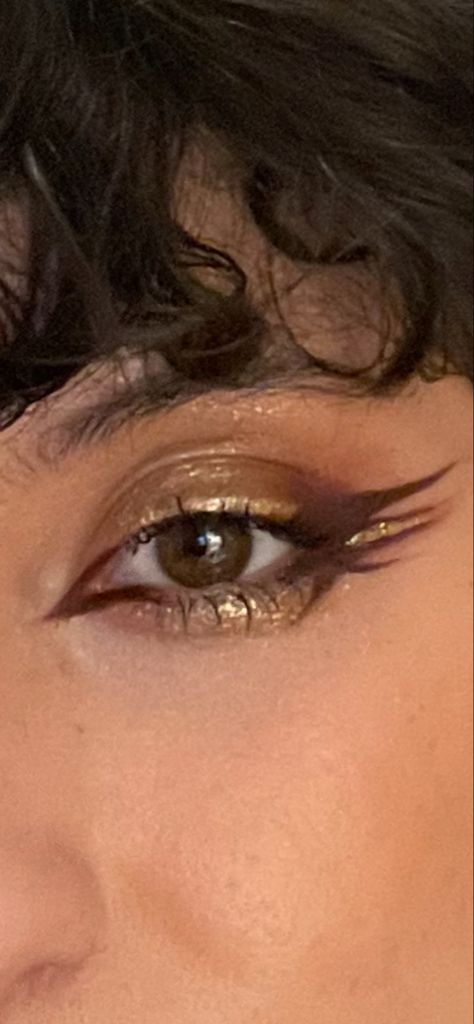 Golden Snitch Makeup, Simple Brown And Gold Eyeshadow, Gold Siren Eyes, Gold Graphic Liner, Gold Eyeliner Makeup, Brown Graphic Liner, Gold Eyeliner Looks, Gold Eye Liner, Greek Makeup