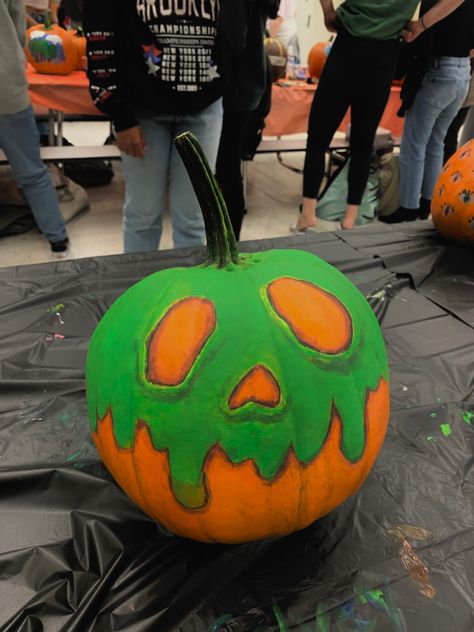 Pumpkin Panting Ideas Scary, What To Draw On A Pumpkin, Punkin Paintings Easy, Pumpkin Painting Ideas Scary Easy, Paint Pumkins Ideas Easy, Creepy Painted Pumpkins, Paint Pumpkins Ideas Easy, Trippy Pumpkin Painting, Boy Pumpkin Painting Ideas