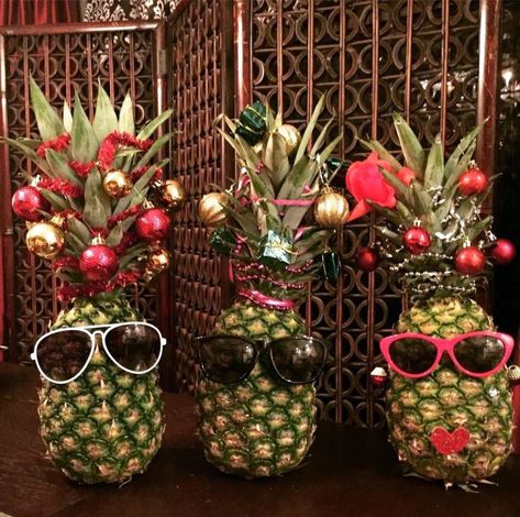 Hawaiian Decorations, Christmas In July Decorations, Centerpieces Christmas, Pineapple Christmas, Ward Christmas Party, Hawaii Christmas, Florida Christmas, Hawaiian Christmas, Beachy Christmas