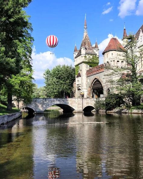 Budapest , Hungary on Instagram: "Vajdahunyad Castle and the new attraction of the City Park. Striped hot air balloon flying behind Vajdahunyad Castle in Budapest Városliget. 🎈 📷 @balizeg We are on Instagram: https://instagram.com/budapest_hungary And TikTok : www.tiktok.com/@budapest_hungary ——————————————————————————— @brunchbudapest - the compass of Budapest's brunch world 😍🍽🍳🥓🥗🥘 ——————————————————————————— Let’s start the day with the best bagels of Budapest @bestbagelbasilica 🥯😍😋 Budapest Vacation, Vajdahunyad Castle, Budapest Travel Guide, Amazing Drinks, Capital Of Hungary, Budapest City, Best Bagels, Hungary Travel, Budapest Travel