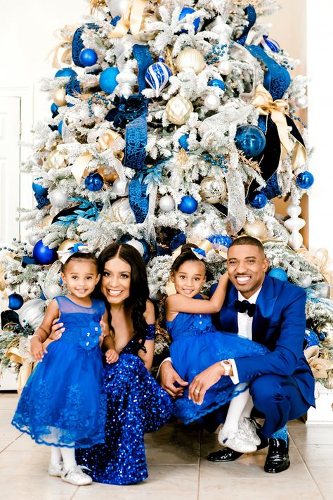 Fall Christmas Pictures Family, Blue Christmas Photos Family, Blue Family Christmas Pictures, Winter Wonderland Family Photoshoot, Black Family Holiday Photos, Black Family Christmas Pictures Outfits, Family Christmas Pictures Outfits, Christmas Pictures Outfits, Family Christmas Outfits