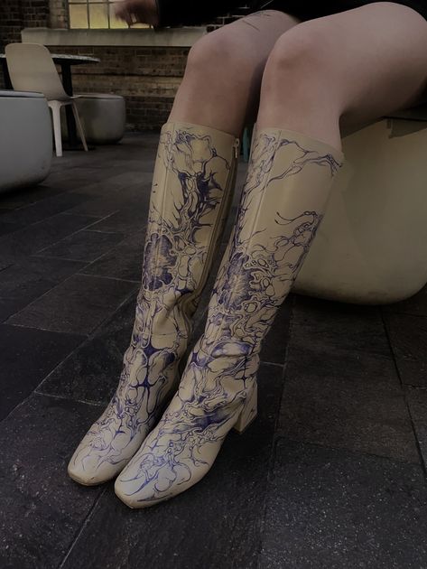 Custom Boots Paint, Boots Makeover, Diy Shoes Heels, Diy Tattoos, Unconventional Fashion, Shoe Hacks, Boots Diy, Old Boots, Beige Boots