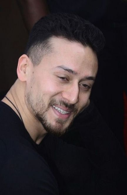 Tiger Shroff Hairstyle, Cute Medium Haircuts, Boy Haircuts Short, New Hair Look, Side Bangs Hairstyles, Funky Short Hair, Men With Grey Hair, Tiger Love, Tiger Shroff