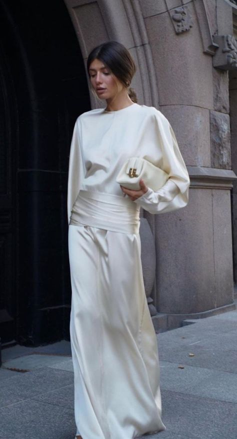 Rehearsal Dinner Dress For Bride Long Sleeve, Long Vertical Line Outfit, Regatta Outfit Women, Quiet Luxury Dress, Posh Aesthetic Outfits, Quiet Luxury Outfits, All White Party Outfits, Glamorous Chic Life, White Party Outfit