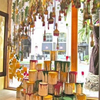 Escaparates de verano 19 Anthropologie Display, Window Display Ideas, معرض فني, Window Display Retail, Decoration Vitrine, 귀여운 음식 그림, Furniture Dolly, Store Window Displays, Window Display Design