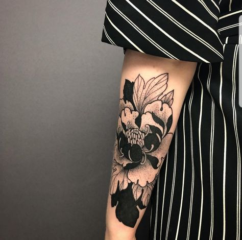 Tatuaje Cover Up, Black Flowers Tattoo, Mangas Tattoo, Kentish Town, Shape Tattoo, Muster Tattoos, Up Tattoo, Peonies Tattoo, Black Tattoo