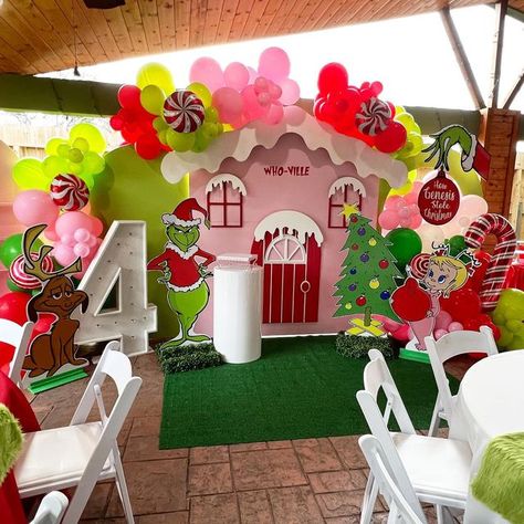 Whoville Christmas Backdrop, Whoville Balloon Arch, Cindy Lou Who Birthday Party, Welcome To Twoville Birthday, Whoville Birthday Party Ideas, Twoville Birthday Party, Grinch Balloon Garland, Grinch Photo Backdrop, Grinch Balloons