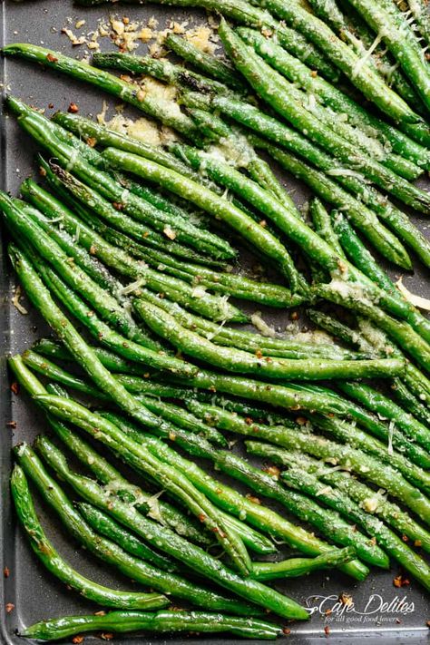 Garlic Parm Green Beans, Cafedelites Recipes, Parm Green Beans, Pan Green Beans, Chicken Sides, Oven Green Beans, Vegeterian Dishes, Garlic Green Bean Recipes, The Best Green Beans