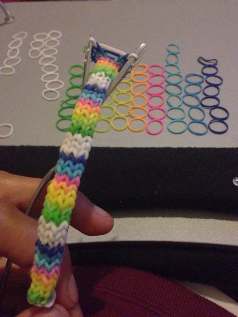 Hexafish rainbow loom bands Hexafish Rainbow Loom Tutorial, Bandaloom Ideas, Loomband Ideas, Loom Band Charms, Rubberband Bracelets, Loom Bands Tutorial, Rainbow Loom Bracelets Easy, Rainbow Loom Tutorials, Loom Band Bracelets