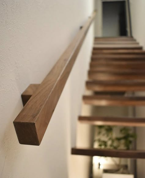 Minimalist Stair Railing Modern, Basement Stairs Handrail Ideas, Indoor Stair Handrail Ideas, Floor Boards On Walls, Low Profile Stair Railing, Wooden Hand Railings For Stairs, Timber Handrail Staircase, Wood Handrails For Stairs Indoor, Modern Handrails For Stairs Wood