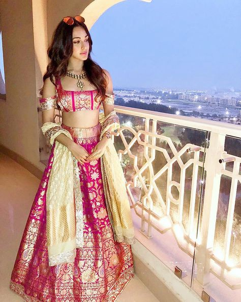 The Manish Malhotra 2018 Brocade collection, is all about the very beautiful handcrafted brocade from bananas in a glamorous way and the very pretty @kiaraaliaadvani 😊 proves that perfectly. Orang India, Sari Lehenga, Indian Fashion Trends, Lehnga Dress, Gaun Fashion, Pink Lehenga, Indian Lehenga, Indian Couture, Kiara Advani