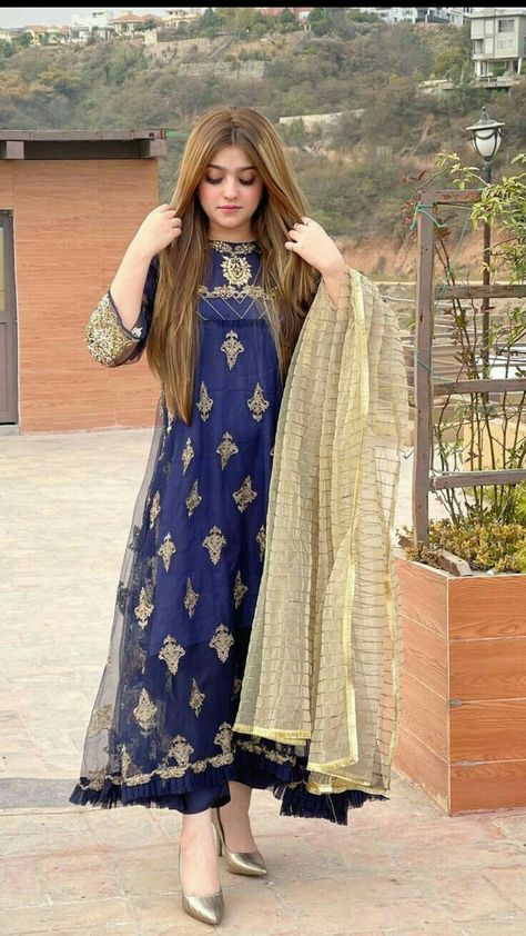 Dress Design Pakistani, Dresses By Pattern, Eid Outfits, Womens Trendy Dresses, Trendy Shirt Designs, Pakistani Dresses Casual, Eid Ul Adha, Pakistani Dress, Simple Pakistani Dresses