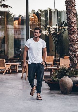 Mens Summer Outfits Birkenstock, Man Fashion 2024 Summer, Surfer Men Style, Men’s Surfer Fashion, Mens Street Style 2023, Outdoorsy Style Men Summer, Mens Surfer Style Outfits, Men’s Birkenstocks Outfit, Men’s Summer Fashion 2023