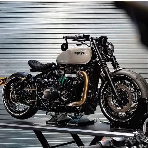 Motos Bobber, Custom Bikes Cafe Racers, Triumph Bikes, Triumph Bobber, Image Moto, Мотоциклы Cafe Racers, Custom Street Bikes, Yamaha Bikes, Bobber Bikes