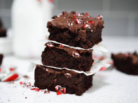 Keto Peppermint Brownies Keto Peppermint Brownies, Perfect Brownies, Peppermint Brownies, Christmas Baking Recipes, Sugar Free Chocolate Chips, Sugar Free Chocolate, Chocolate Muffins, Chocolate Peppermint, Vegetarian Chocolate