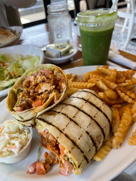 Chicken Wrap Aesthetic, Chipotle Wrap, Buffalo Chicken Wrap, Date Lunch, Chicken Buffalo, Best Korean Food, Buffalo Chicken Wraps, Chicken Wrap, Food Babe