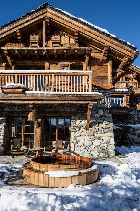 Vacances à la montagne : ces refuges cosy nous donnent envie d'évasion - Côté Maison Bavarian Cabin, Ski Resort Interior, Ski Chalet Exterior, Ski Houses, Ski Chalet Interior, Chalet Exterior, French Chalet, Ski House Decor, Chalet Interior Design