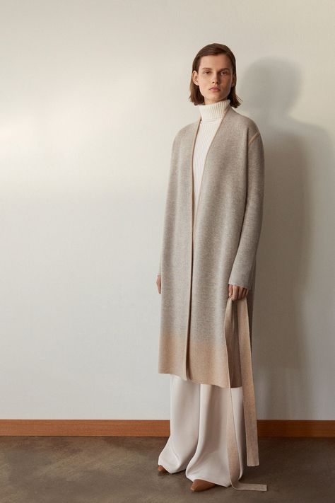 TSE Fall 2018 Ready-to-Wear Fashion Show Collection: See the complete TSE Fall 2018 Ready-to-Wear collection. Look 27 Mode Casual, Knitwear Fashion, Neutral Outfit, Wide Pants, 가을 패션, Fashion Editorial, Fashion Show Collection, Fall 2018, Knit Fashion