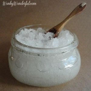 "...1 cup Salt with 1/4 cup Coconut Oil and 1/4 cup Vitamin E Oil... Then add 3-4 drops of Essential Oil for fragrance and stir it up." Salt Scrubs, Diy Coconut, Scrub Diy, Homemade Scrub, Diy Kosmetik, Diy Body Scrub, Foot Scrub, Diy Scrub, Scrub Recipe