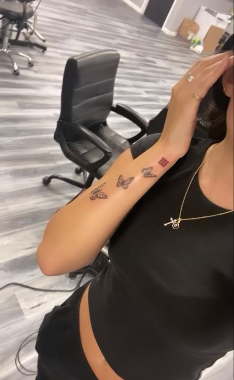 Female Tats Ideas, Tattoos On The Wrist For Women, Butterfly Tattoo Black Women Arm, Butterfly Tattoo Designs Black Women, Butterfly Body Tattoo, Small Arm Tattoos For Black Women, Small Tattoos Black Women Arm, Baddie Henna Tattoo, Flower Tattoos Women Arm