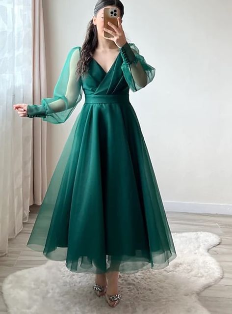 Party Wear Gowns Western, Gown Western, Red Green Dress, Gaun Koktail, Simple Frock, Plisse Dress, Simple Frock Design, Green Wedding Dresses, Minimalist Dress