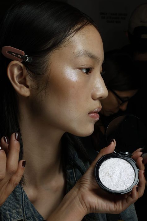 jason wu spring summer 2025 Makeup 2025 Trends, 2025 Makeup Trends, Prettiest Makeup, Lips Photo, Stila Cosmetics, Dramatic Eye Makeup, Cat Eyeliner, Minimalist Beauty, Runway Makeup