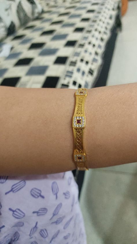 Bangle Designs Gold Indian, Simple Gold Bangles Indian, Bengals Design Gold, Gold Bangles Design Modern, Bangle Designs Gold, Antique Gold Bangles Design, Antique Gold Bangles, Jay Dwarkadhish, Simple Gold Bangle