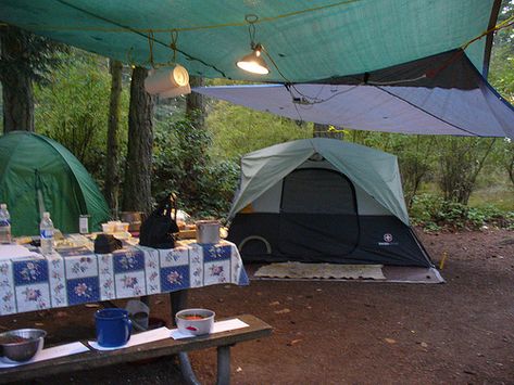 11 Tips and Tricks for Camping in the Rain Zelt Camping, Kombi Motorhome, Auto Camping, Camping In The Rain, Camping Diy, Solo Camping, Comfortable Camping, Family Tent Camping, Camping Checklist