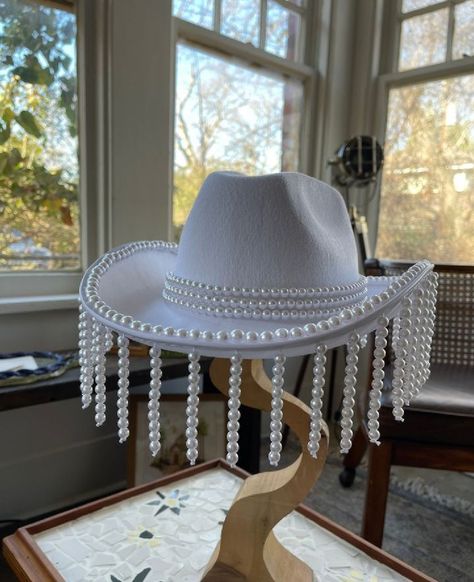 Pearl Cowgirl Hat, Pearl Cowboy Hat, Cowgirl Hats Decorated, Cowgirl Hat Decorated, Decorated Cowboy Hats Diy, Decorating Cowgirl Hats, Different Accessories, Decorating Cowboy Hats, Cute Cowgirl Hats