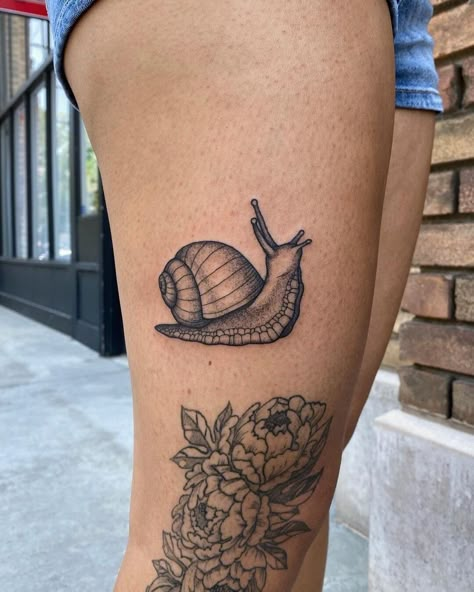 Black And Grey Snail Tattoo, Black Ink Sleeve Tattoo Women, Unique Insect Tattoo, American Traditional Snail Tattoo, Organic Shape Tattoo, Earth Worm Tattoo, Snail Shell Tattoo, Insect Sleeve Tattoo, Traditional Snail Tattoo