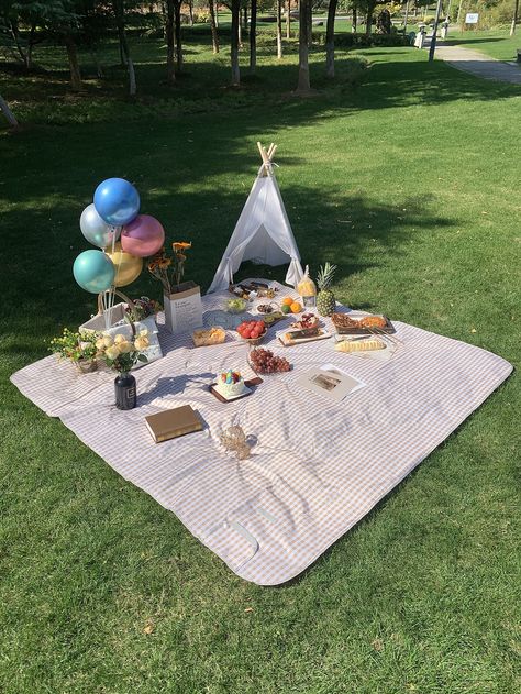 Cute Outdoor Picnic Ideas, Picnic In Garden, Picnic Party Birthday, Birthday Picnic Ideas Kids, Picnic Birthday Party Ideas For Kids, Home Picnic Ideas, Garden Picnic Ideas, Picnic Ideas For Kids, Outdoor Picnic Ideas