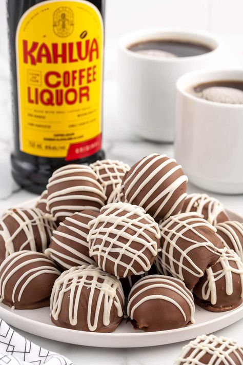 a couple of Kahlua Balls on a white plate with 2 mug of coffee and kahlua bottle on the background. Kahlua Cheesecake Balls, Kalua Cookies, Desserts With Kahlua, Kalua Balls, Kahlua Fudge Recipe, Kahlua Truffles Recipe, Recipes Using Kahlua, Kahlua Cookie Recipes, Kahlua Balls No Bake